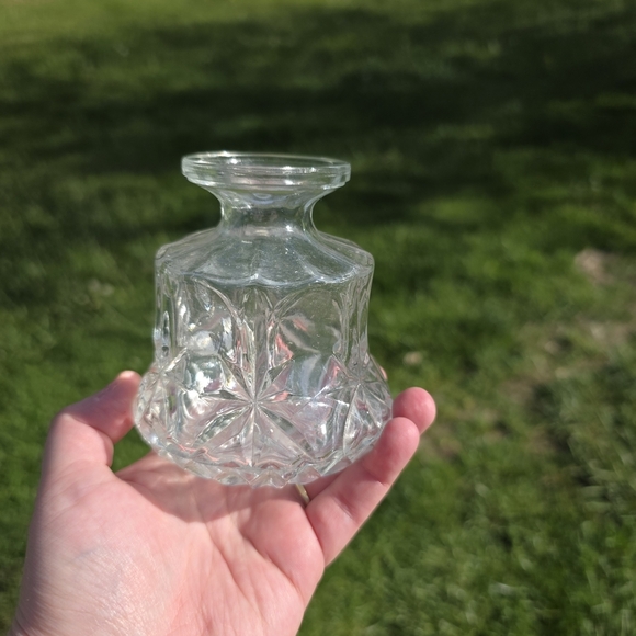 Elegant Clear Glass Vase - Picture 1 of 3